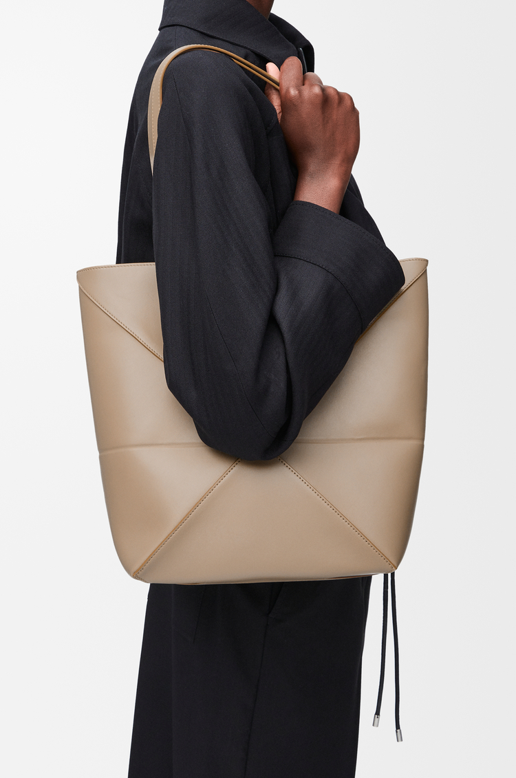 LOEWE Puzzle Fold tote moyen en cuir de veau brillant Sable
