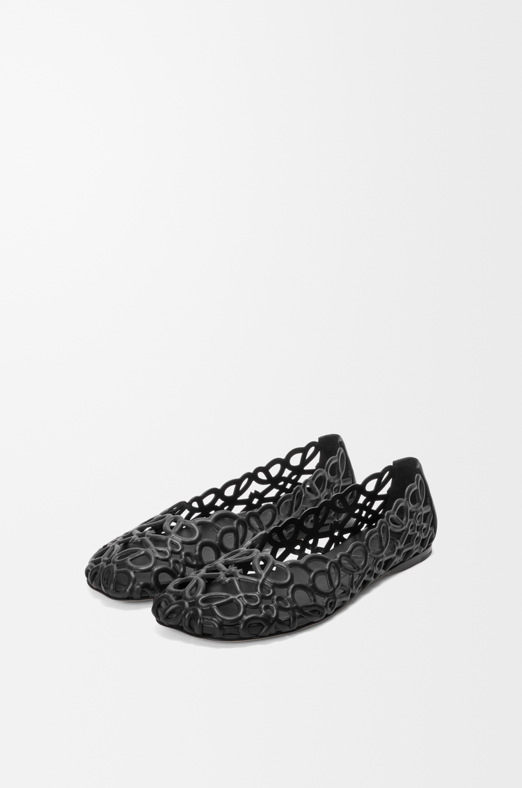 LOEWE Bailarina Petal Anagram en piel de cordero Negro
