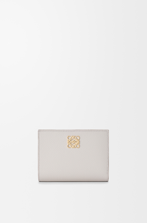 LOEWE Kompakte Anagram Brieftasche aus Pebble Grain Kalbsleder Light Ghost