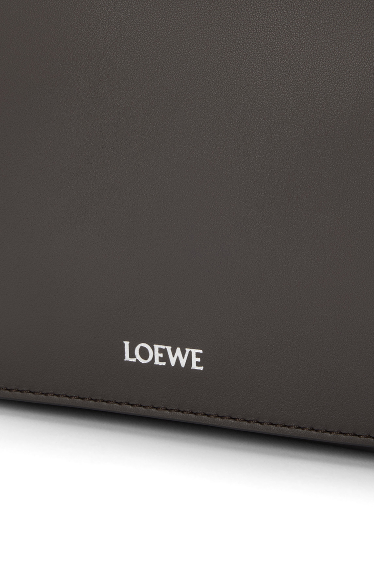 LOEWE Borsa messenger Pebble media in pelle di vitello liscia Grigio Scuro