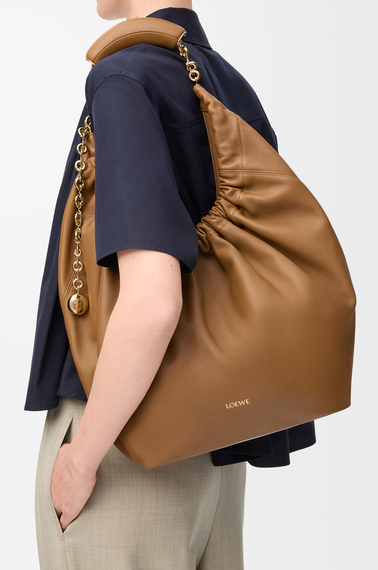 LOEWE Sac Squeeze moyen en cuir d'agneau nappa doux Chêne