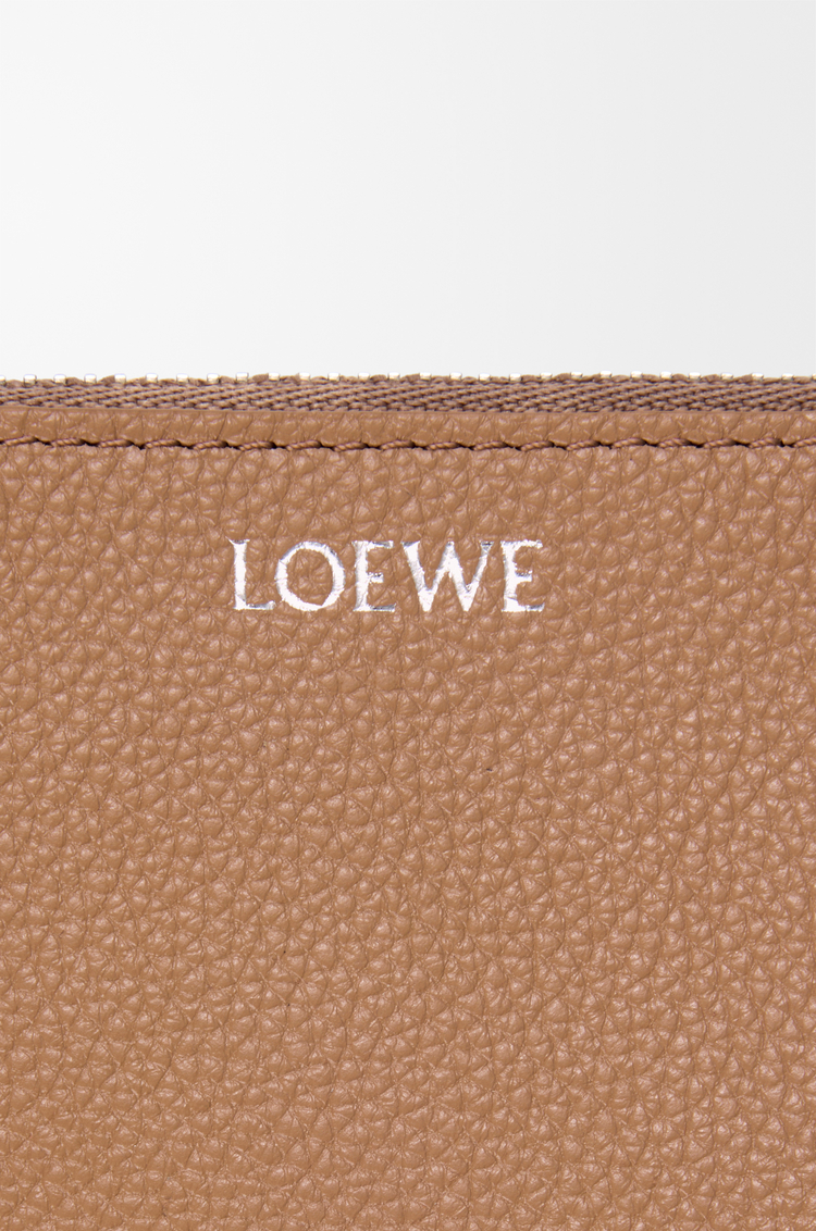 LOEWE Tarjetero-monedero Pebble en piel de ternera graneada Moca