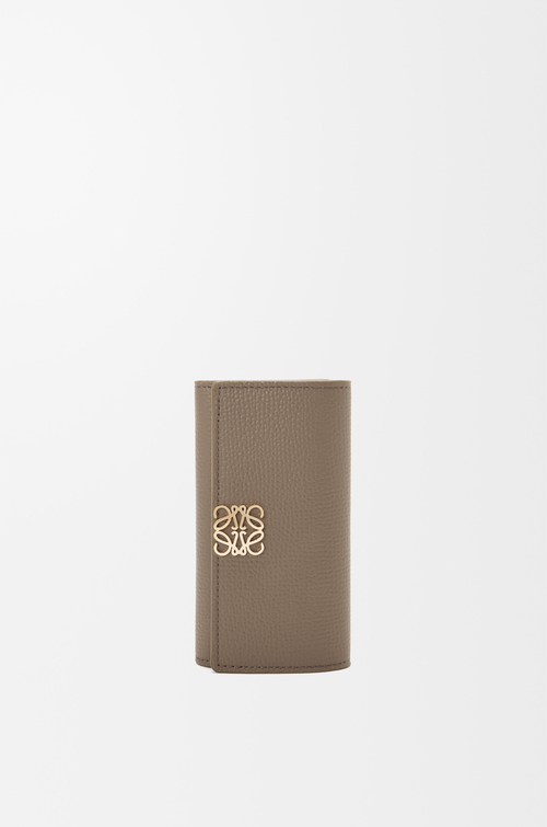 LOEWE Anagram Schlüsseletui aus Pebble Grain Kalbsleder Taupe