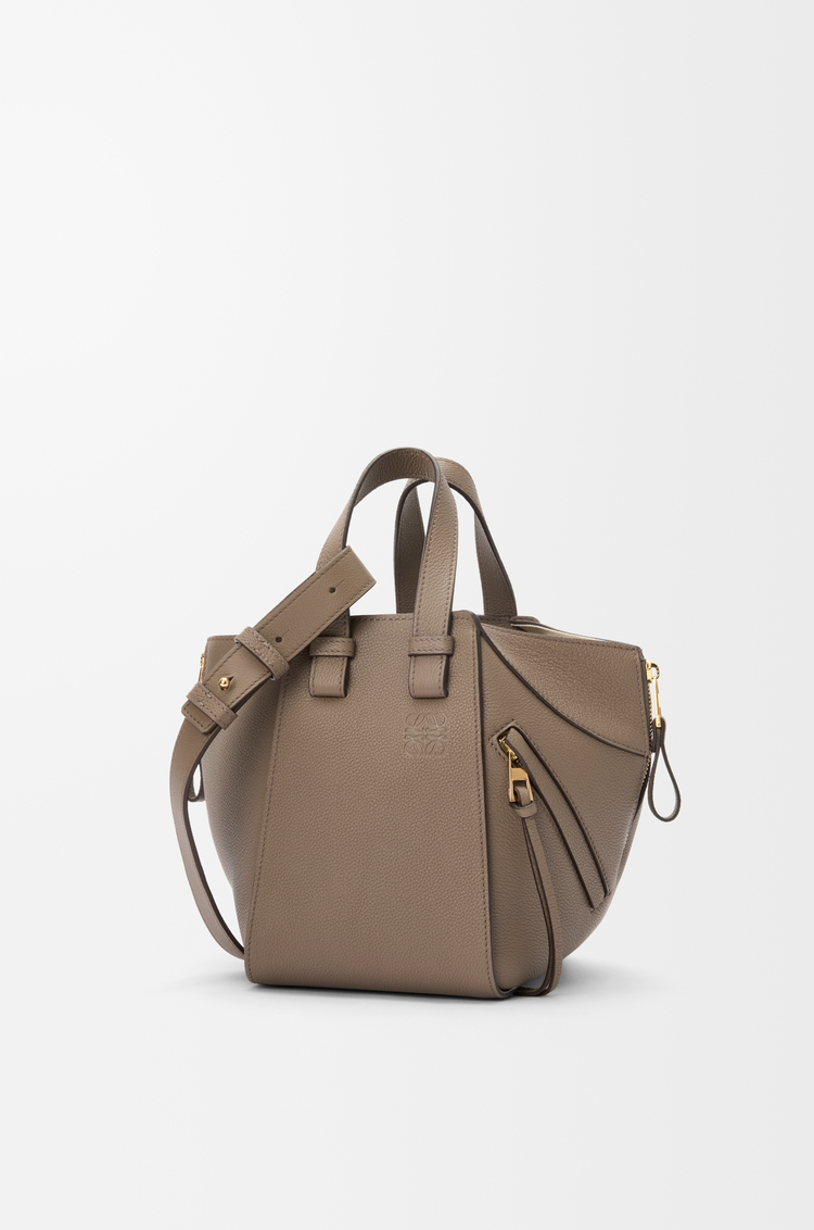 LOEWE 柔软粒面牛皮革 Hammock Compact 手袋 灰褐色