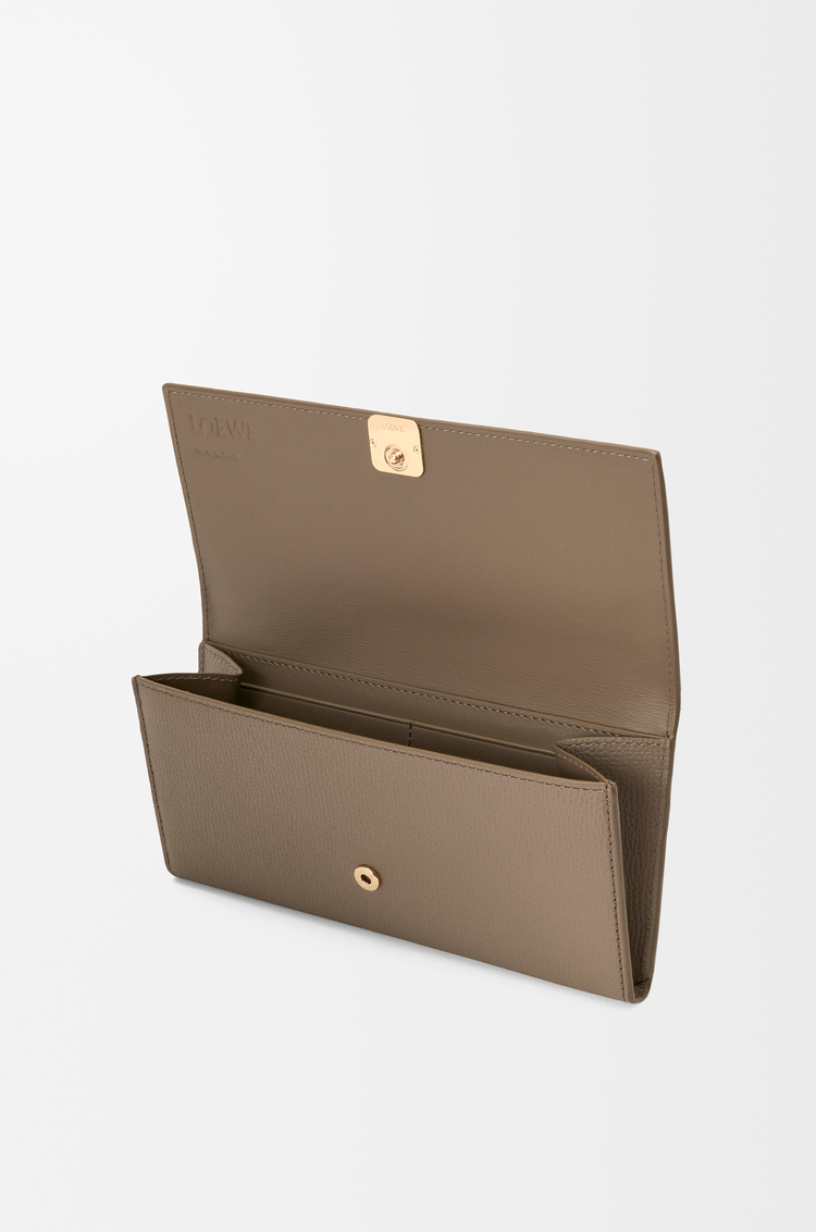 LOEWE Cartera continental Anagram en piel de ternera graneada Topo