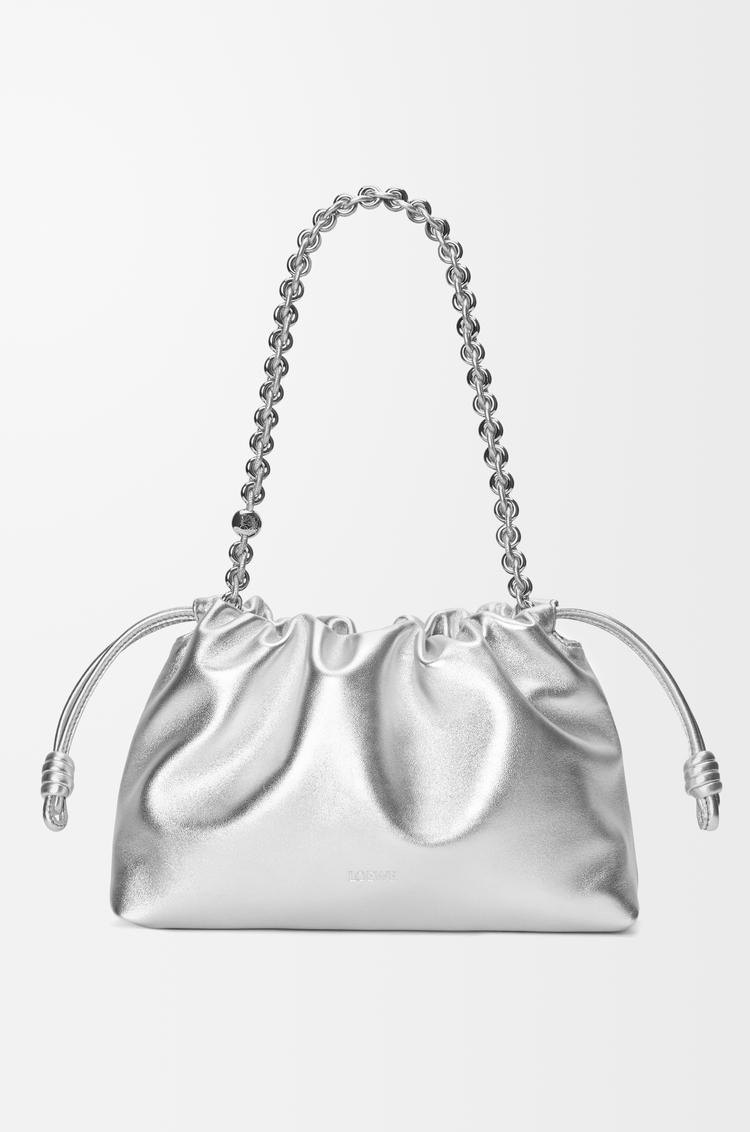 LOEWE Mittelgroße Flamenco Tasche aus laminiertem Lammleder Silber