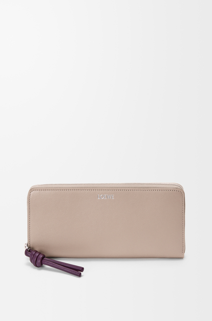 LOEWE ノット ジップアラウンド ウォレット（シャイニーナパカーフ） クレイ/プラム