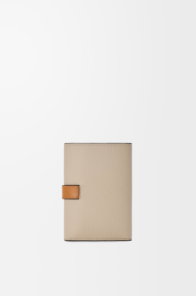 LOEWE Petit portefeuille vertical en cuir de veau grainé souple Avoine Clair/Miel