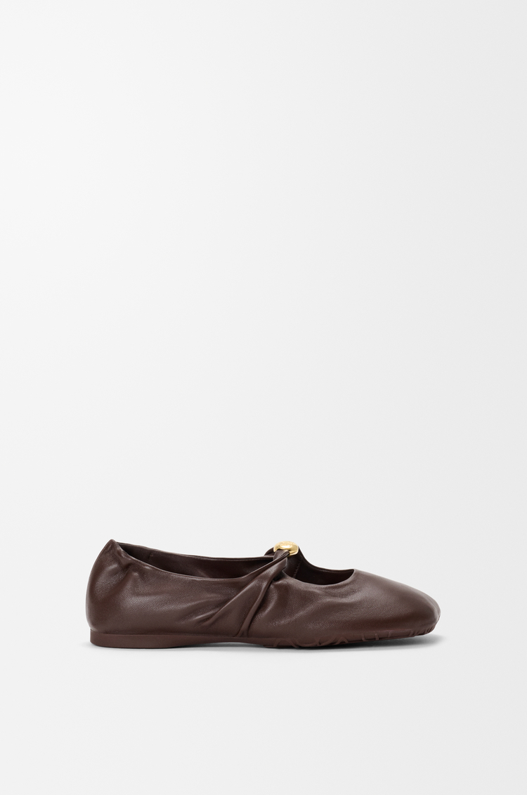 LOEWE Bailarina Pebble Soft en piel napa de cordero Brownie