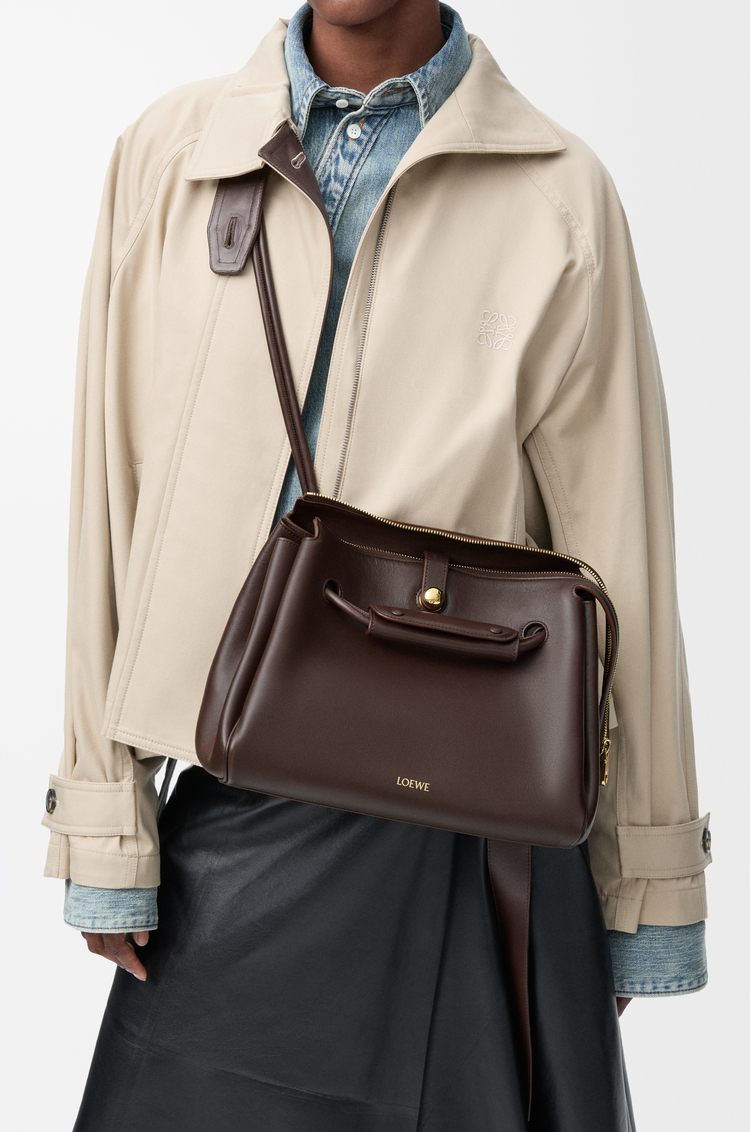 LOEWE Bolso Madrid mediano en piel de ternera flexible Brownie Oscuro