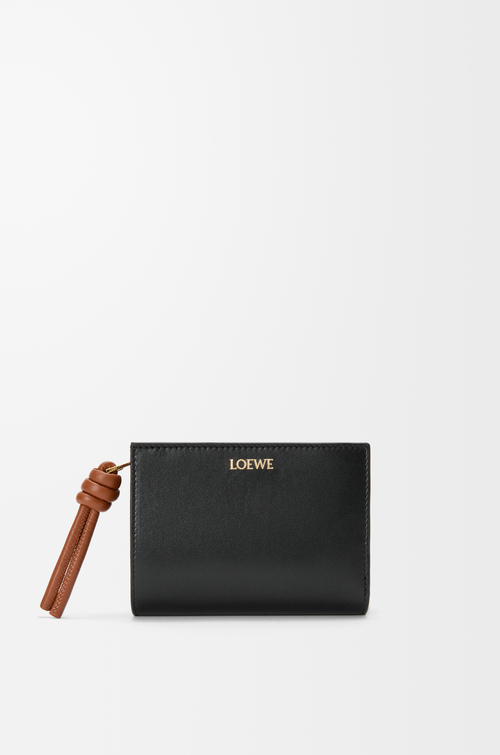LOEWE Cartera compacta Knot en piel napa de ternera brillante Negro/Ardilla