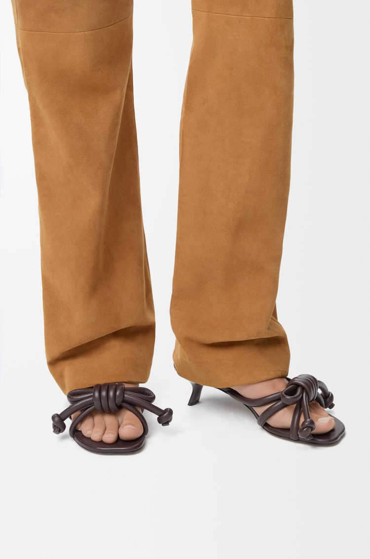 LOEWE Sandalia Flamenco Knot en piel de cordero Brownie Oscuro