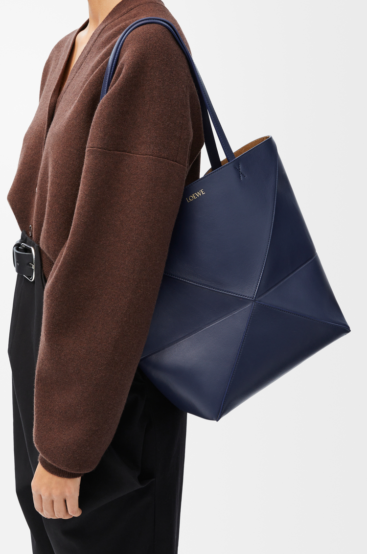 LOEWE Medium Puzzle Fold Tote aus glänzendem Kalbsleder Abyss Blue