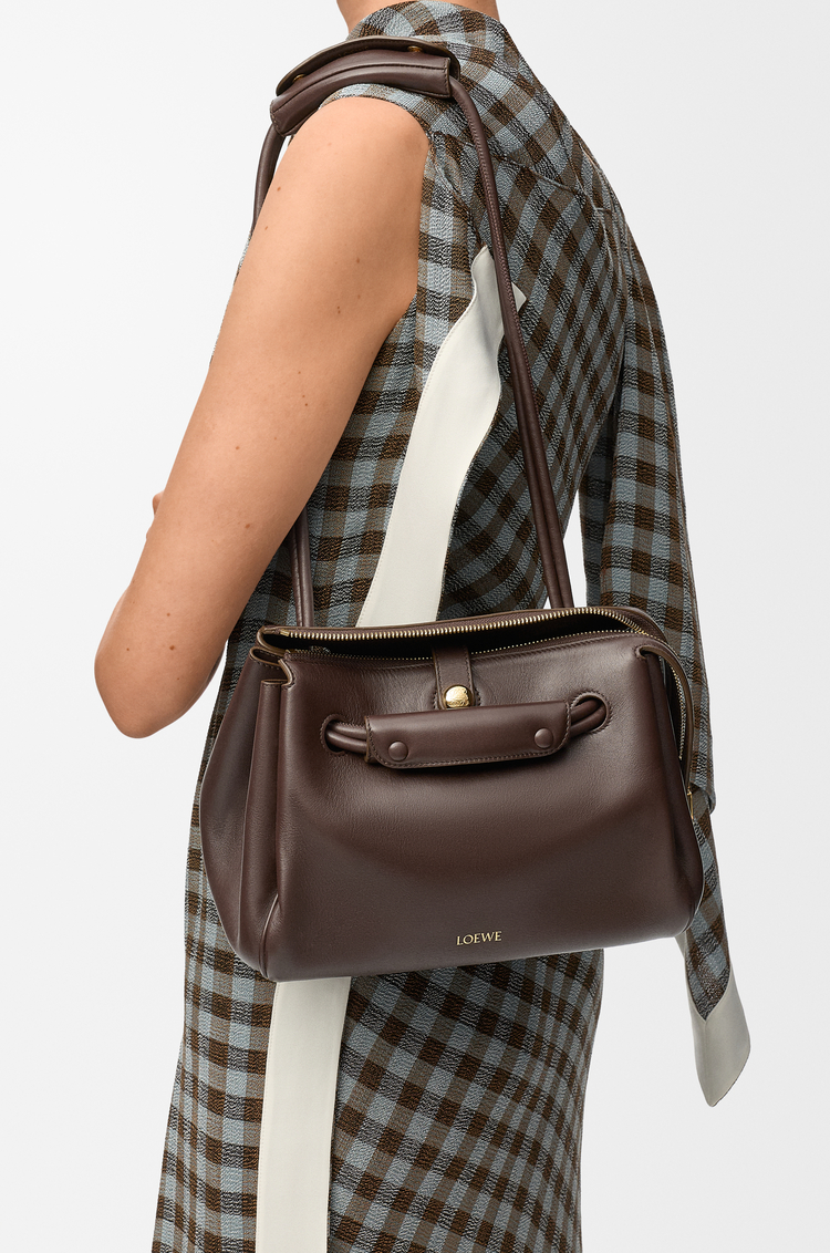 LOEWE Bolso Madrid pequeño en piel de ternera flexible Brownie Oscuro