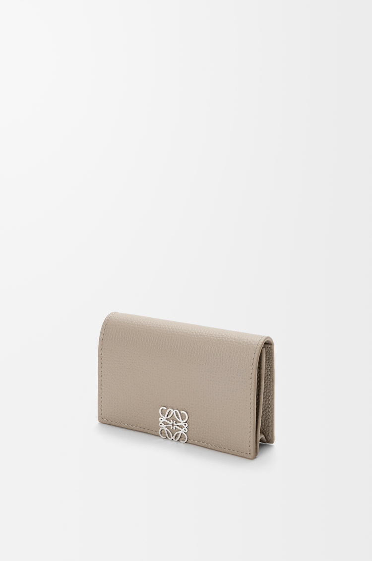 LOEWE Tarjetero Anagram en piel de ternera graneada Arcilla