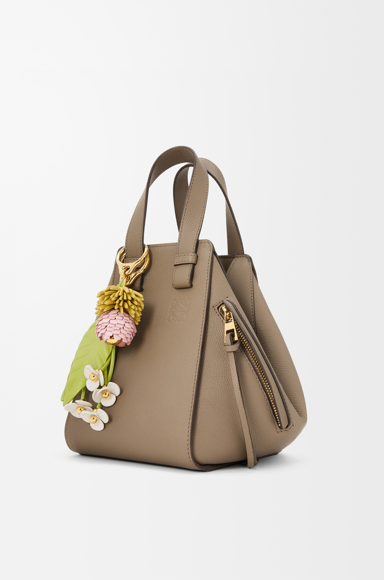 LOEWE Strawberry flower charm in classic calfskin Green/White