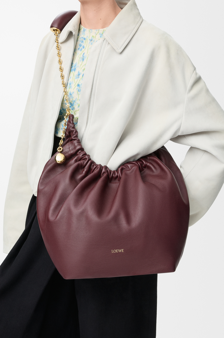 LOEWE Borsa Squeeze media in nappa di agnello morbida Bordeaux Scuro