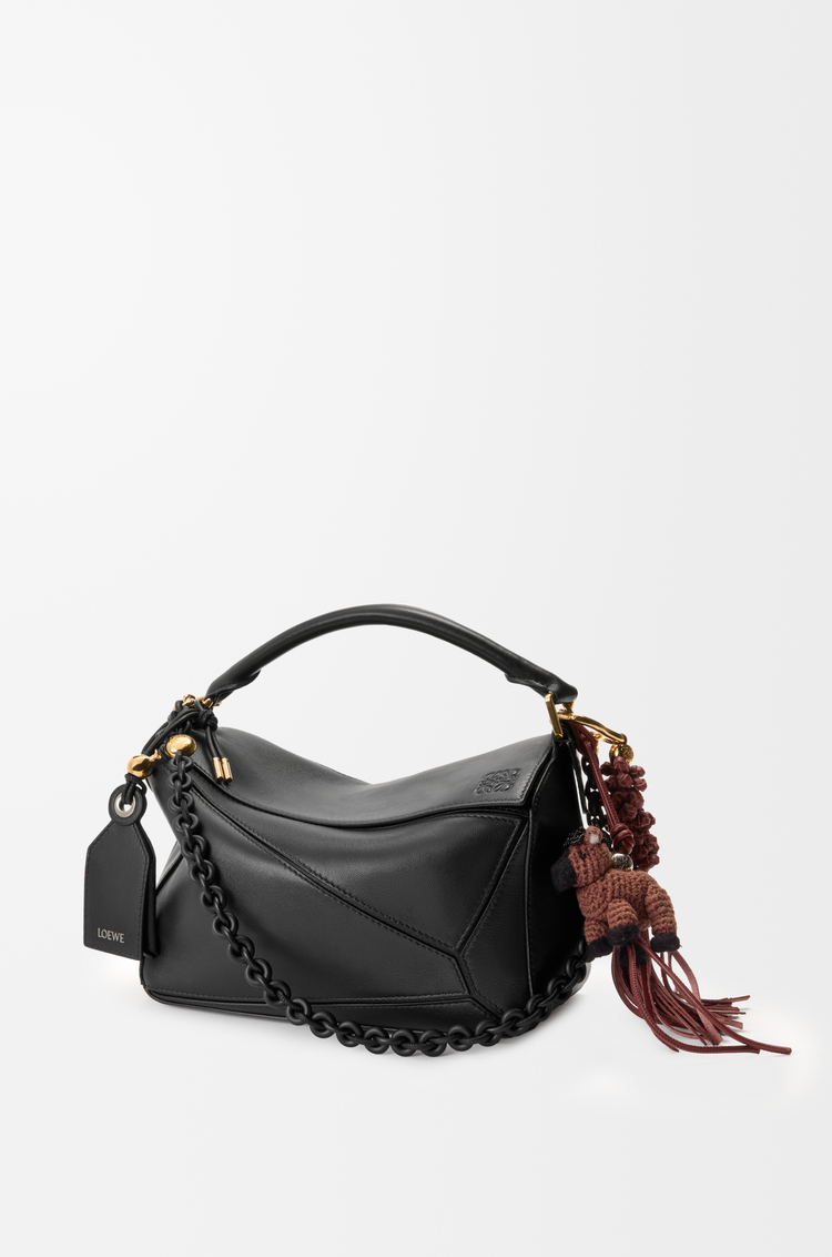 LOEWE Charm con nudo trenzado en piel de ternera Caoba