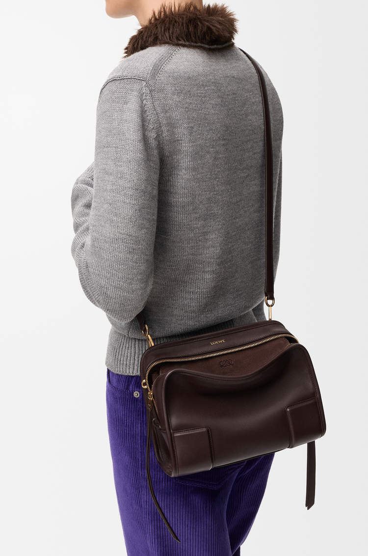 LOEWE Bolso Amazona 180 pequeño en piel de ternera suave Brownie Oscuro