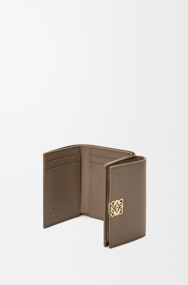LOEWE Cartera con tres pliegues Anagram en piel de ternera graneada Topo