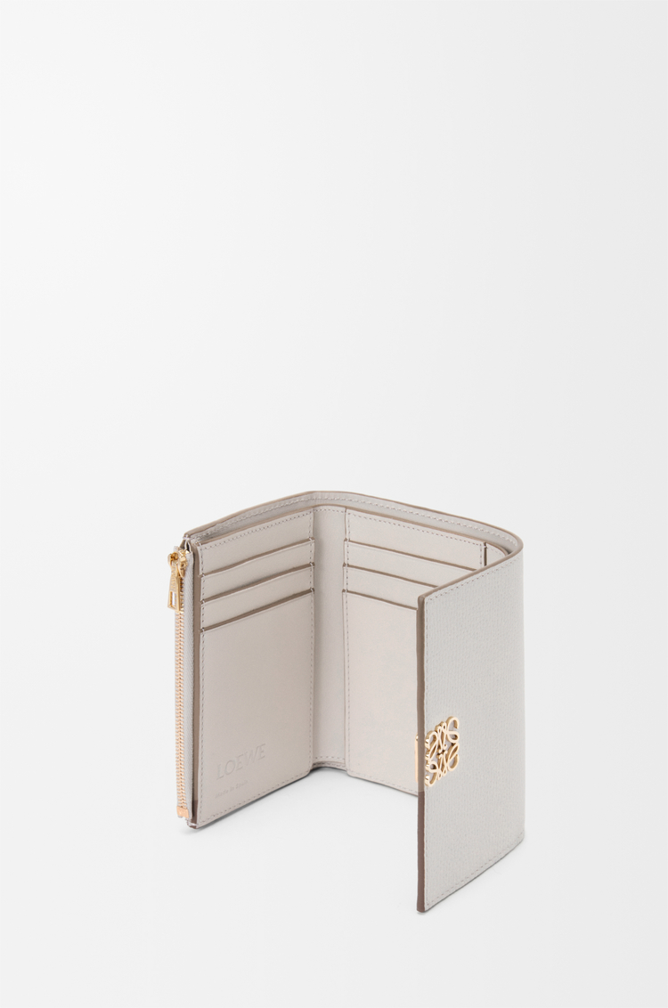 LOEWE Kleine, vertikale Anagram Brieftasche aus Pebble Grain Kalbsleder Light Ghost