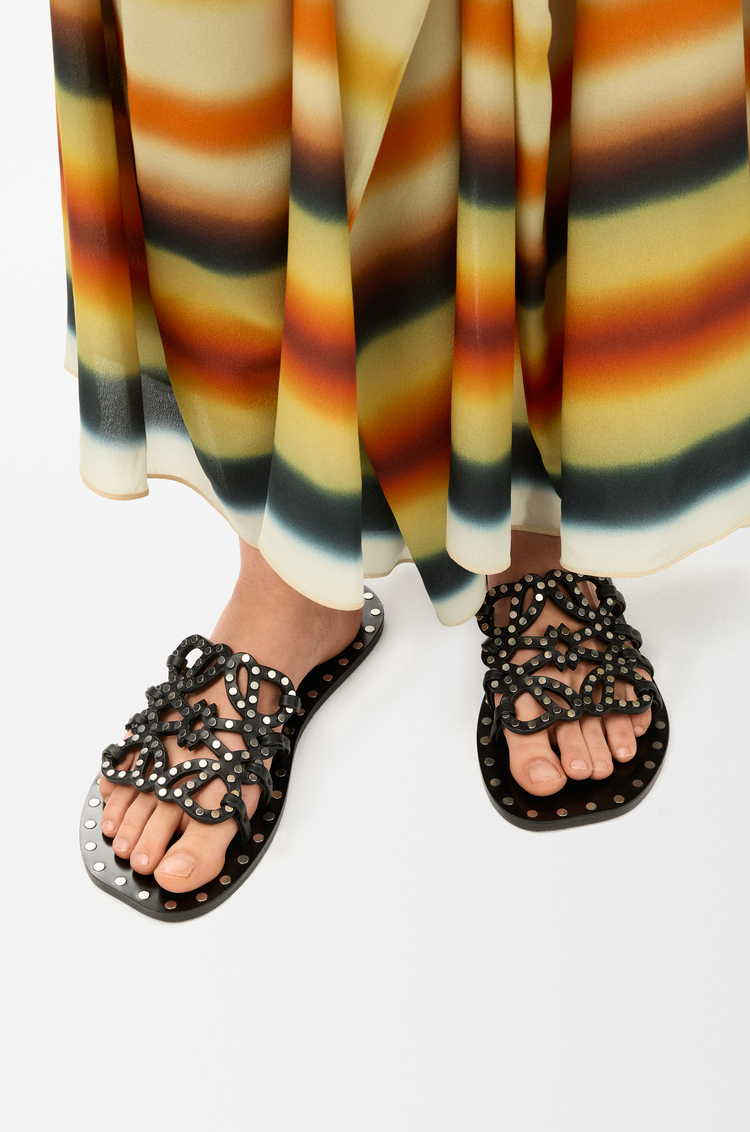 LOEWE Sandalia Petal Anagram en ternera de curtido vegetal y tachuelas Negro