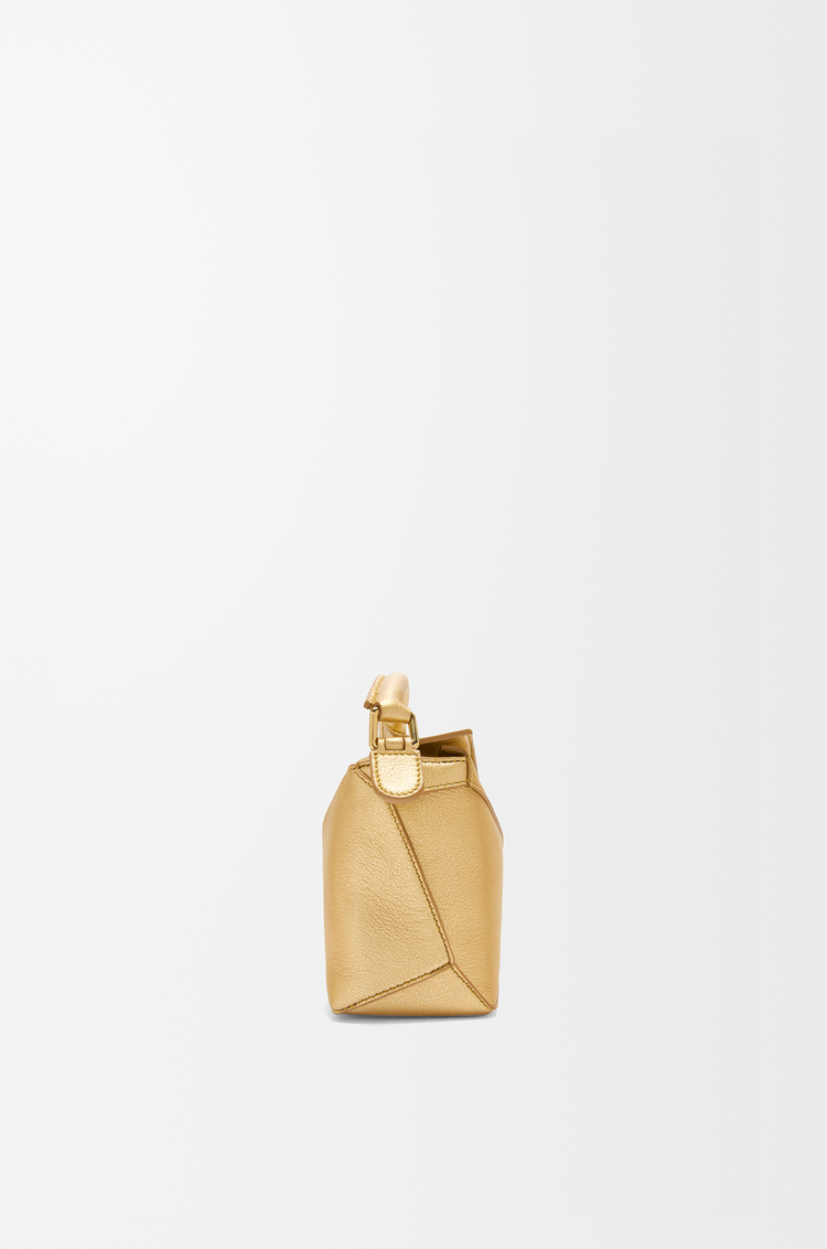 LOEWE Bolso Puzzle mini en piel de cordero laminada Dorado