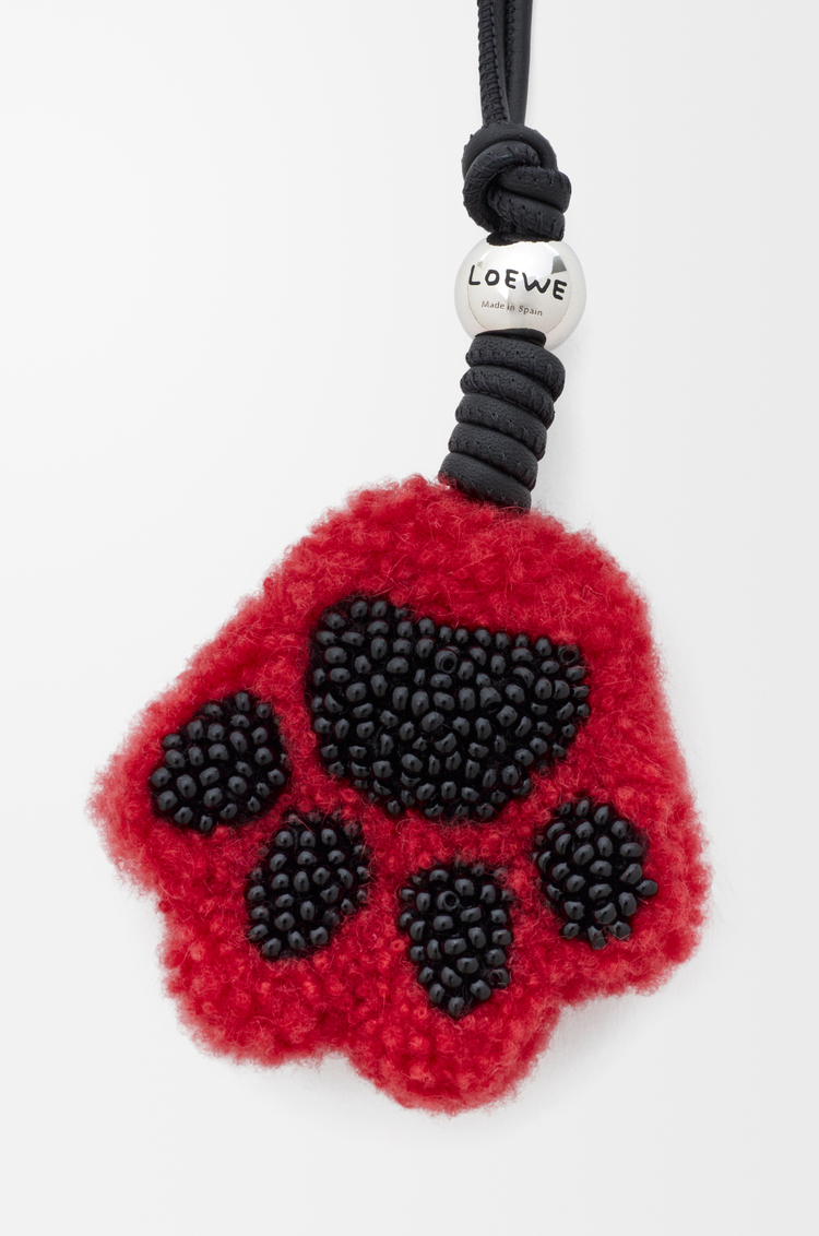LOEWE Pfoten-Anhänger aus Lammfell und Kalbsleder Schwarz/Rot