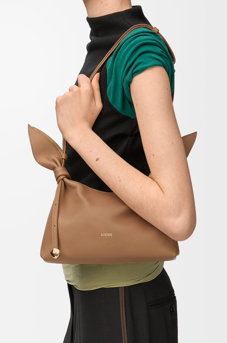 LOEWE Borsa Scarf mini in pelle di vitello liscia Moca