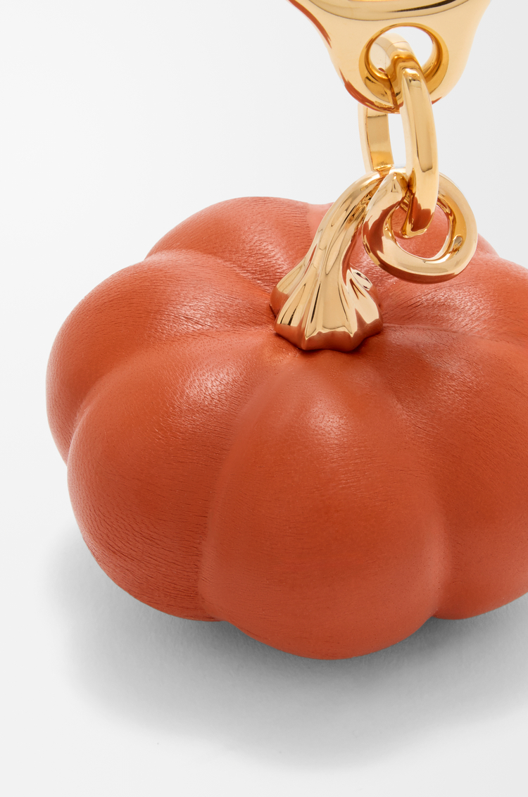LOEWE Kürbis-Anhänger aus Lammfell Orange/Gold