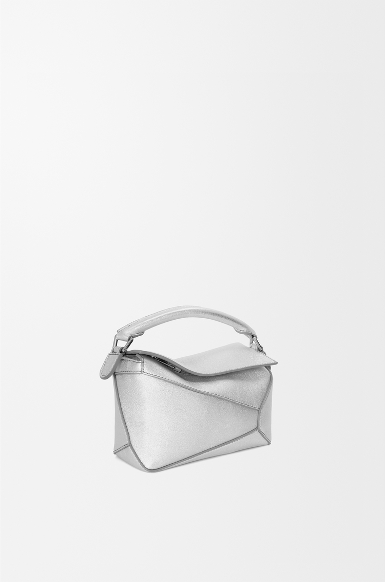 LOEWE Bolso Puzzle mini en piel de cordero laminada Plata