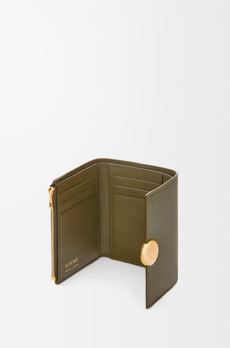 LOEWE Cartera vertical pequeña Pebble en piel de ternera graneada Verde Caqui Oscuro