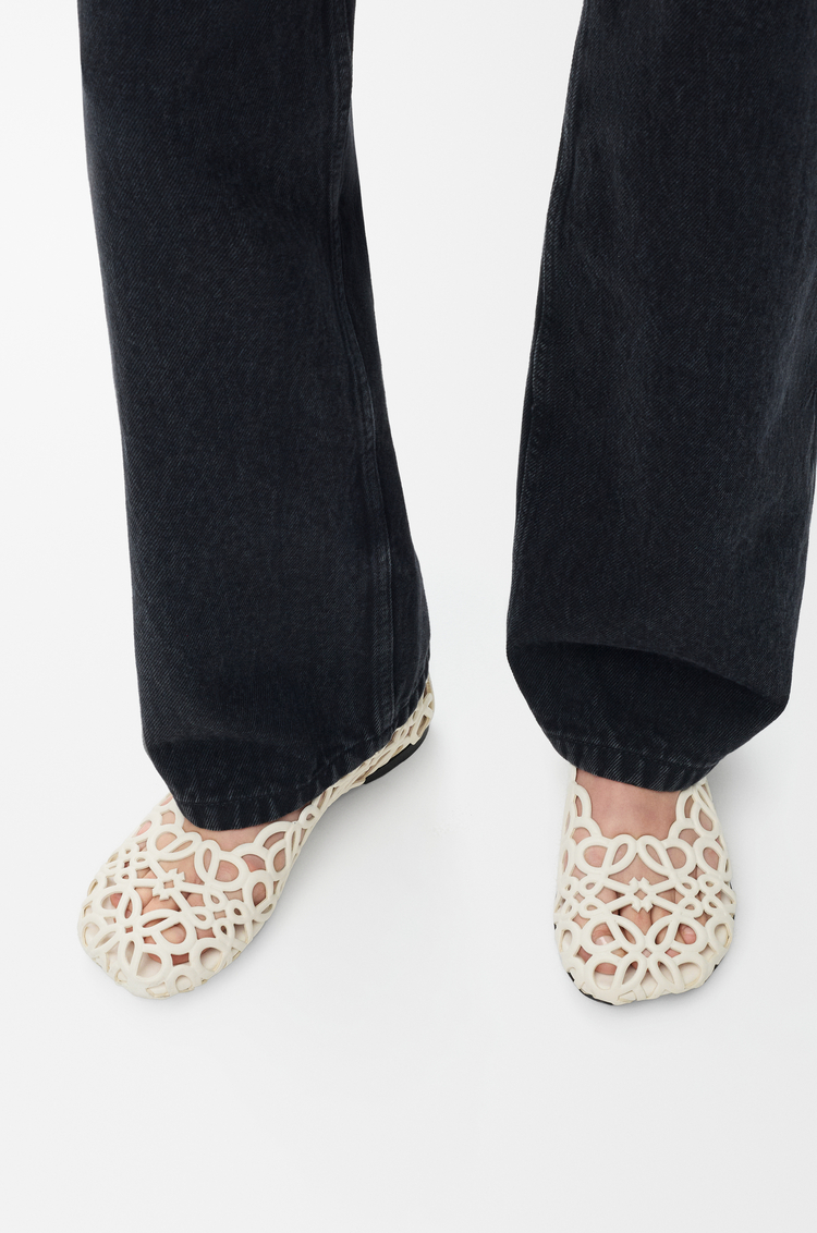 LOEWE Petal Anagram Ballerina aus Lammleder Weiß