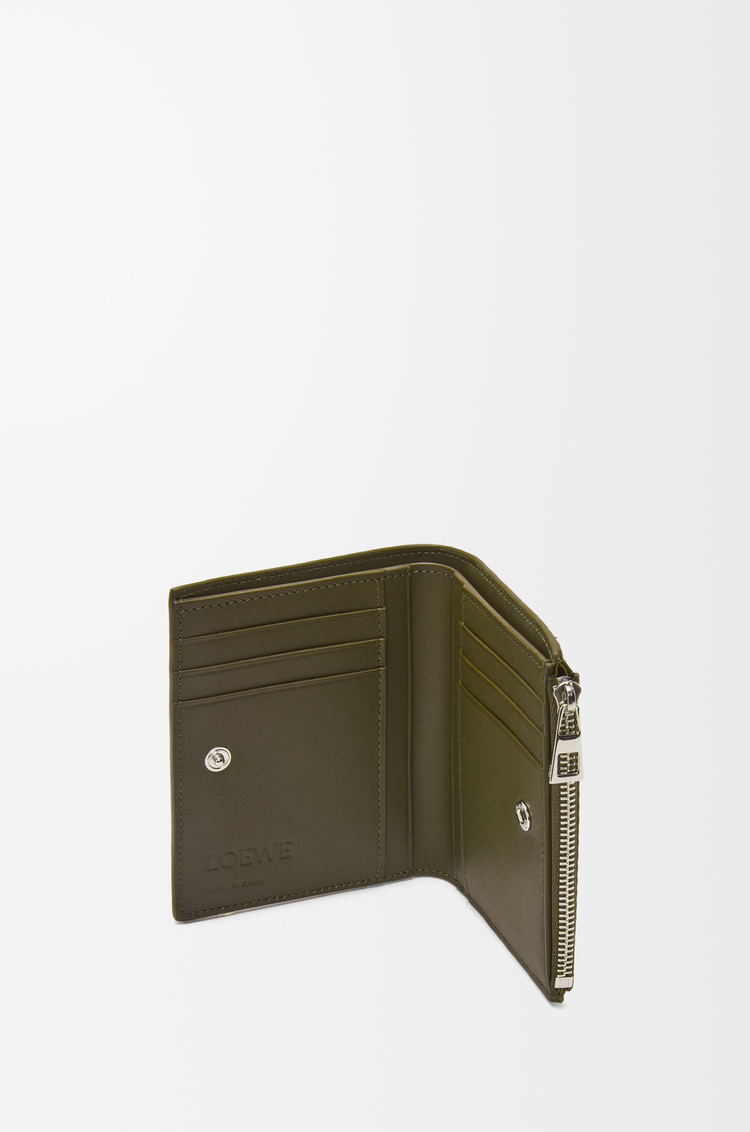 LOEWE Cartera compacta fina en piel de ternera clásica texturizada Verde Caqui Oscuro