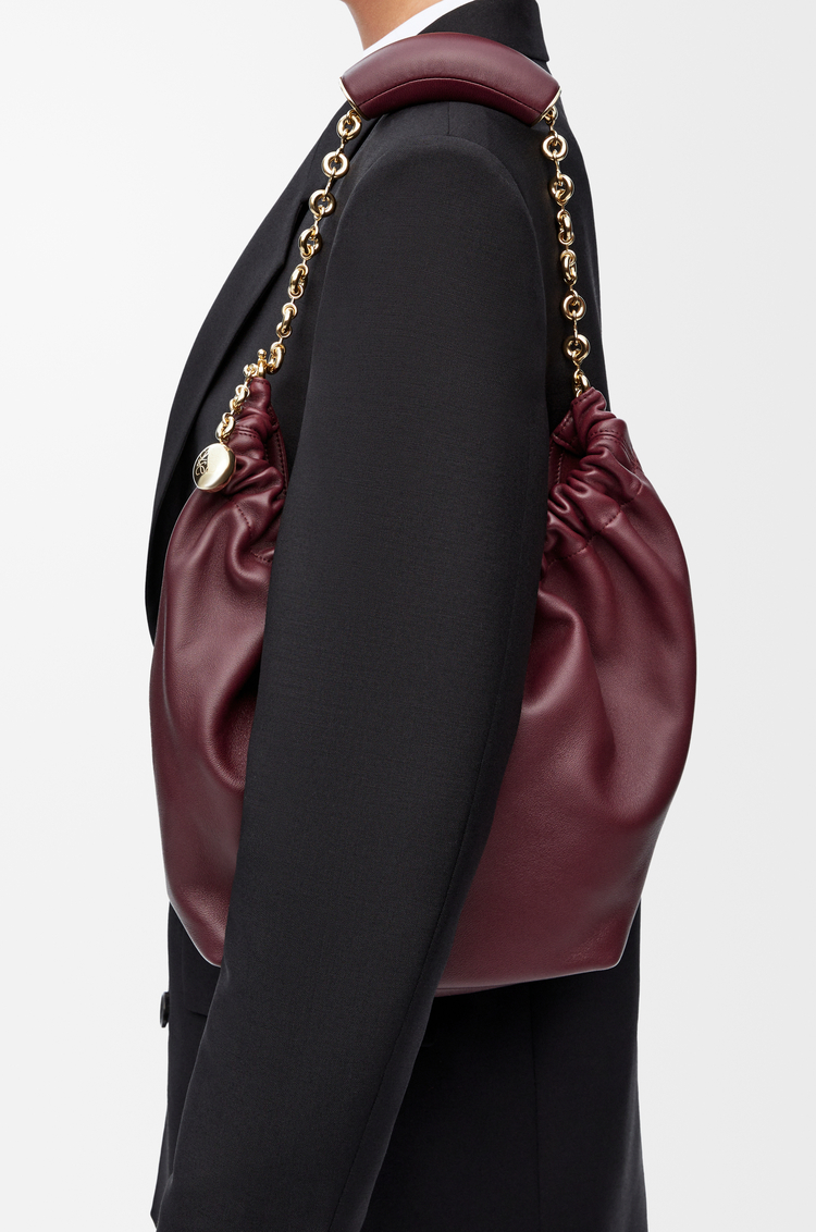 LOEWE Borsa Squeeze piccola in nappa di agnello morbida Bordeaux Scuro
