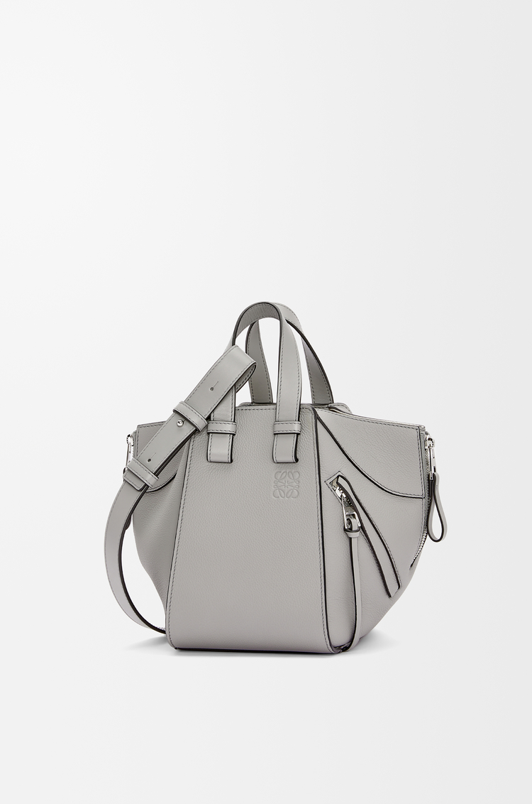 LOEWE Bolso Hammock Compact en suave piel de ternera graneada Gris Perla