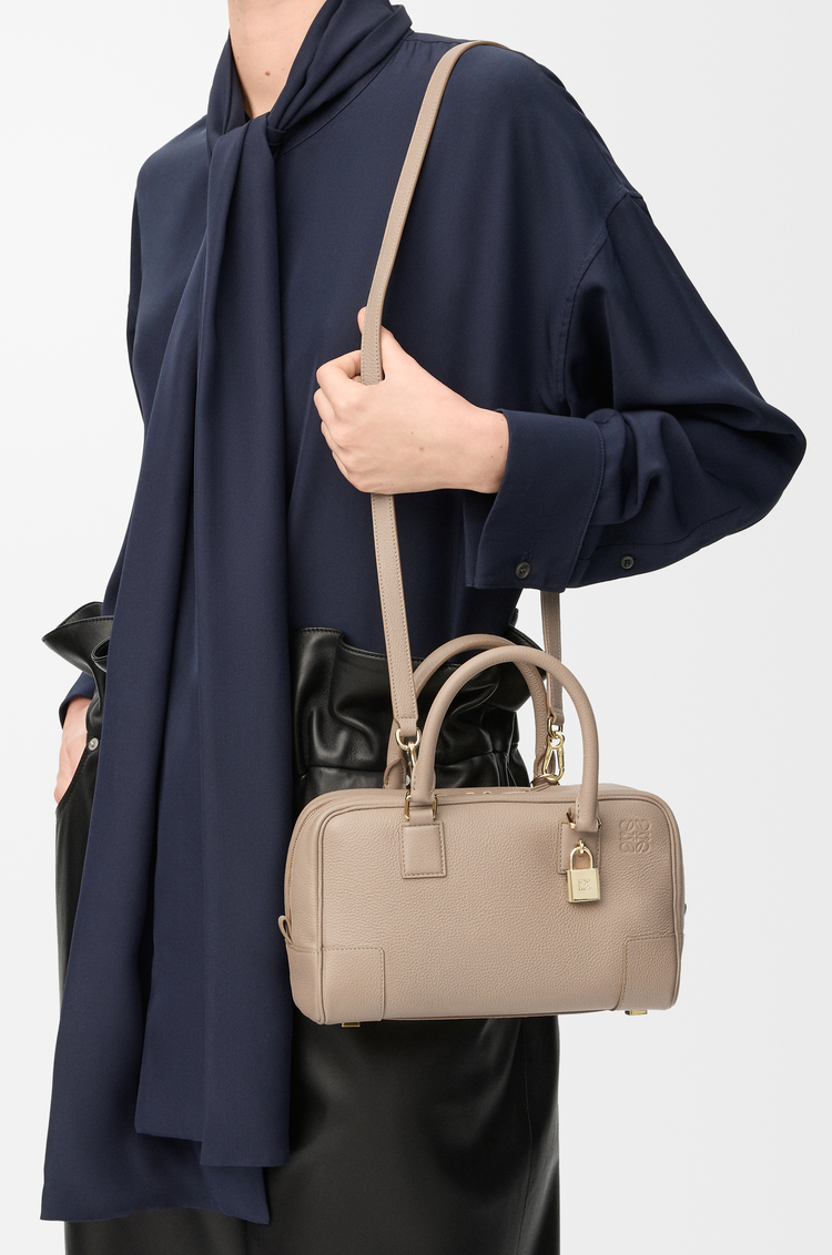 LOEWE Sac Amazona 23 en cuir de veau grainé souple Sable
