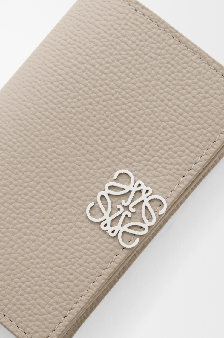 LOEWE Tarjetero Anagram en piel de ternera graneada Arcilla