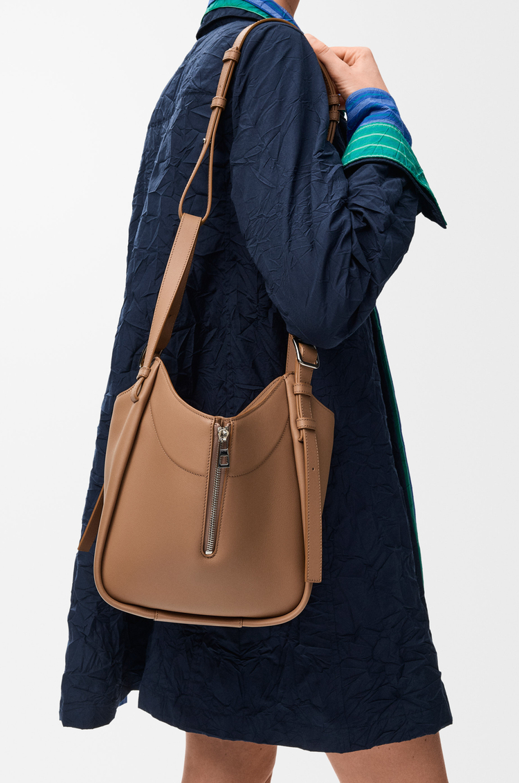 LOEWE Borsa Hammock Flip in pelle di vitello classica Moca