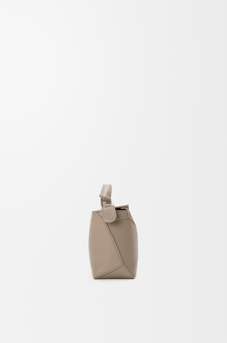 LOEWE Mini sac Puzzle Edge en cuir de veau grainé souple Argile