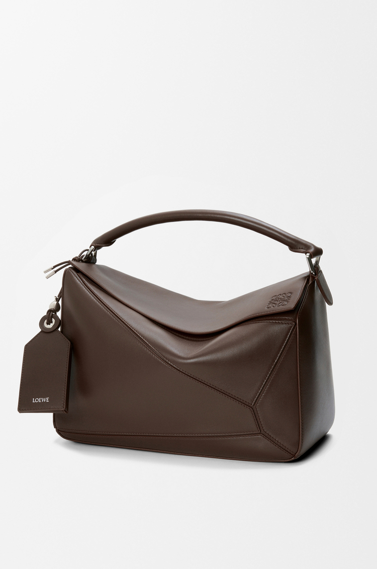 LOEWE Bolso Featherlight Puzzle grande en piel napa de cordero Brownie Oscuro