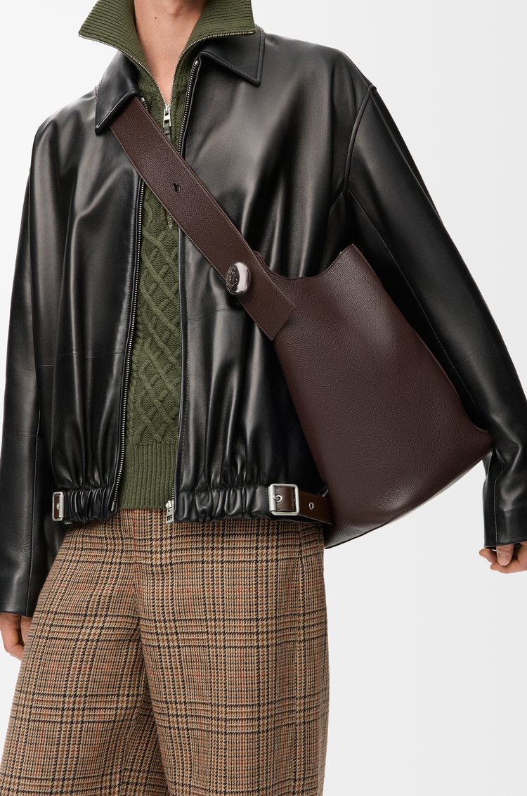 LOEWE Bolso Pebble bucket grande en piel de ternera graneada flexible Burdeos Oscuro