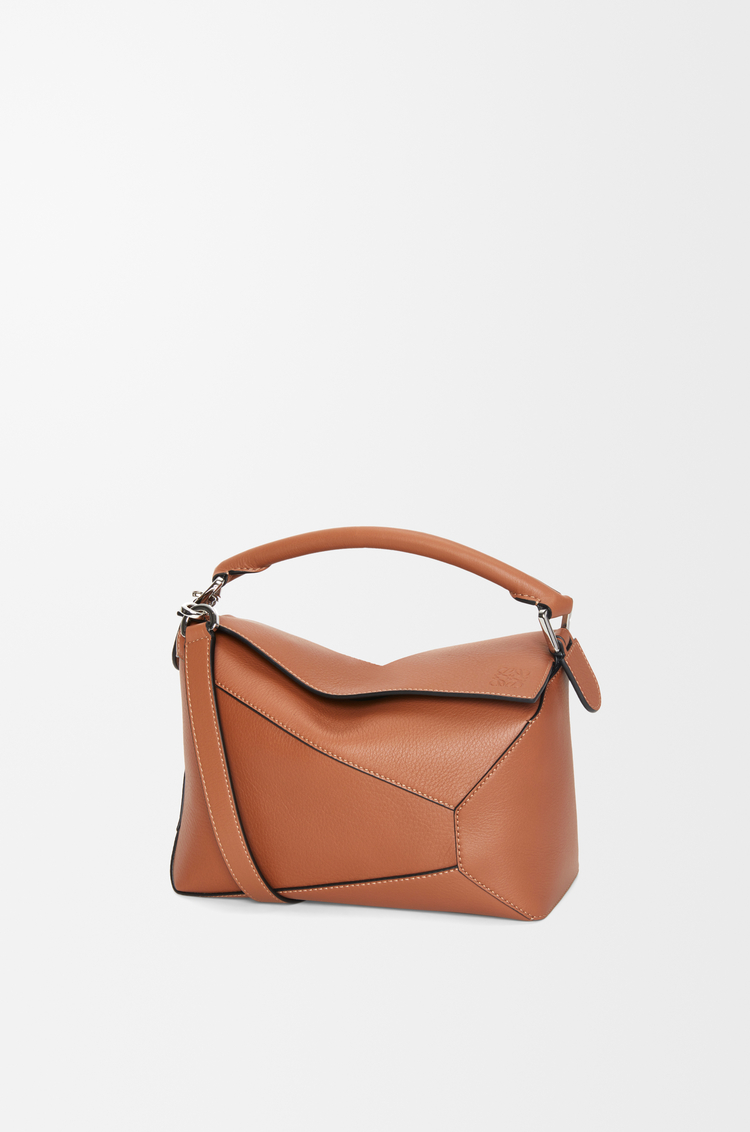 LOEWE Kleine Puzzle Edge Tasche aus klassischem Kalbsleder Tan