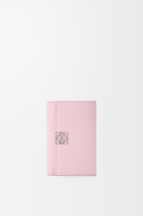 LOEWE Kleine, vertikale Anagram Brieftasche aus Pebble Grain Kalbsleder Kirschblüten