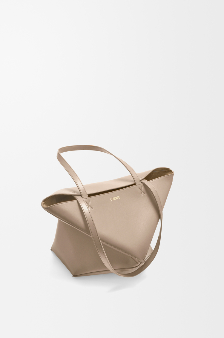 LOEWE Puzzle Fold tote moyen en cuir de veau brillant Sable