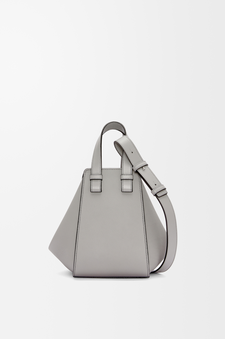 LOEWE Bolso Hammock Compact en suave piel de ternera graneada Gris Perla