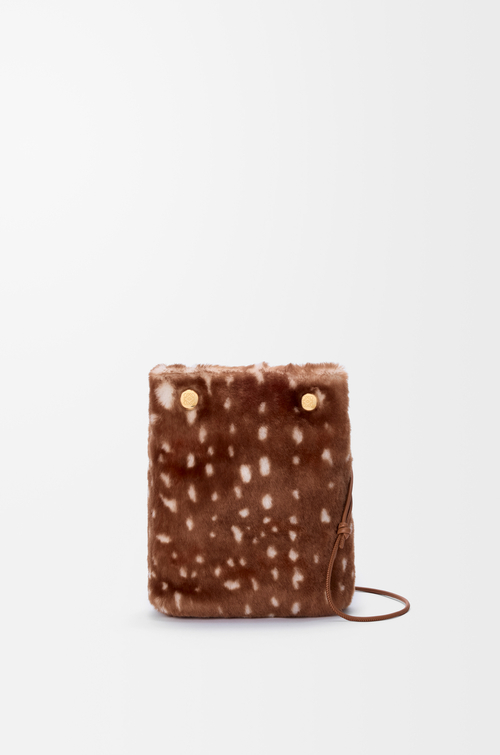 LOEWE Pebble Pochette aus bedrucktem Shearling Braun/Weiß