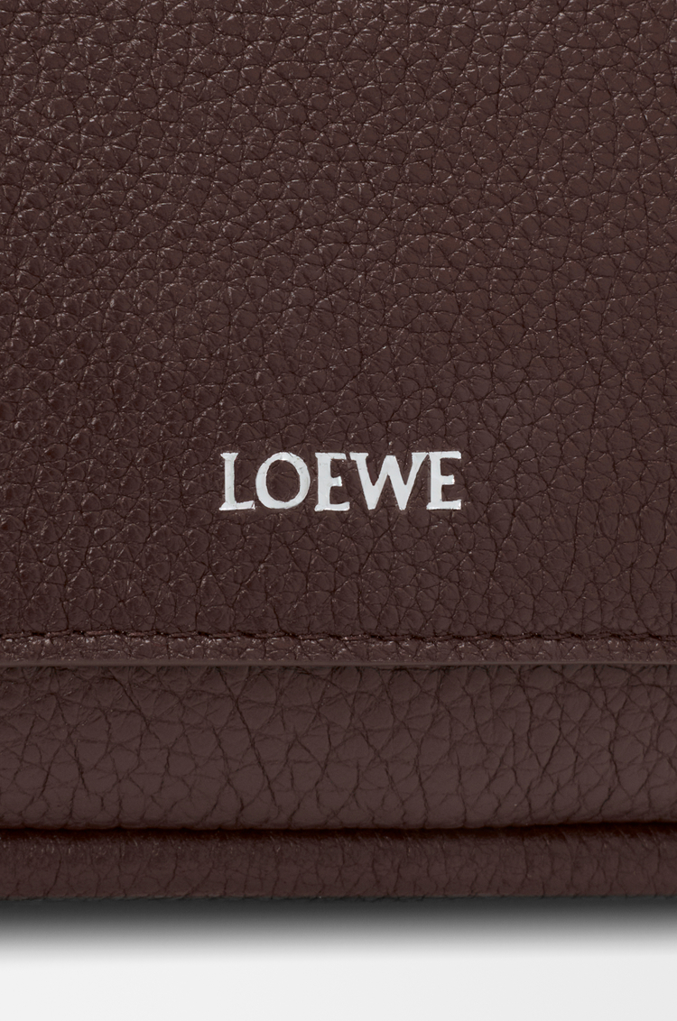 LOEWE ペブル メッセンジャーバッグ スモール（サプルグレインカーフ） チョコレート