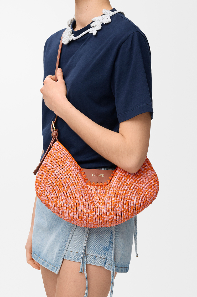 LOEWE Bolso Loewe Swing mediano en rafia y piel de ternera Naranja Brillante/Rosa