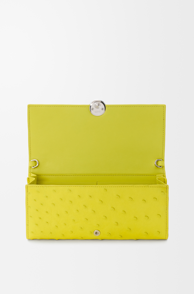 LOEWE Portafoglio Pebble con catena in pelle di struzzo Limone